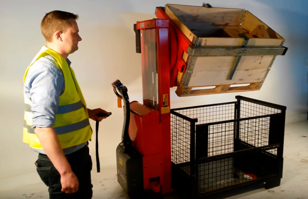 箱体翻转车在清空盒子