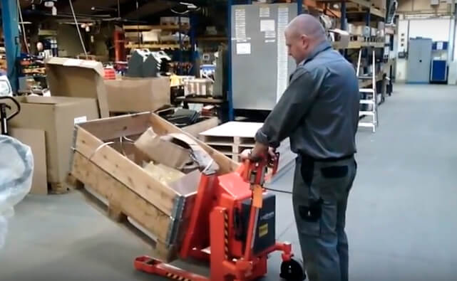 倾斜搬运车正在抬升和倾斜