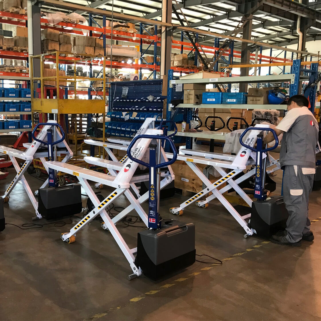 Weisse Scherenhubwagen EHL 1004